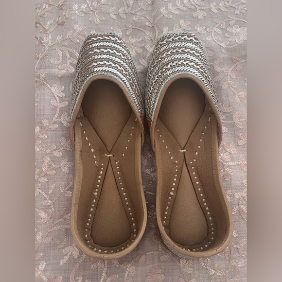 Hand embroidered silver flats Punjabi Jutti- Size 7.5 - Picture 4 of 13